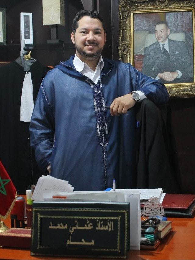 الأستاذ محمد عثماني بمكتبه